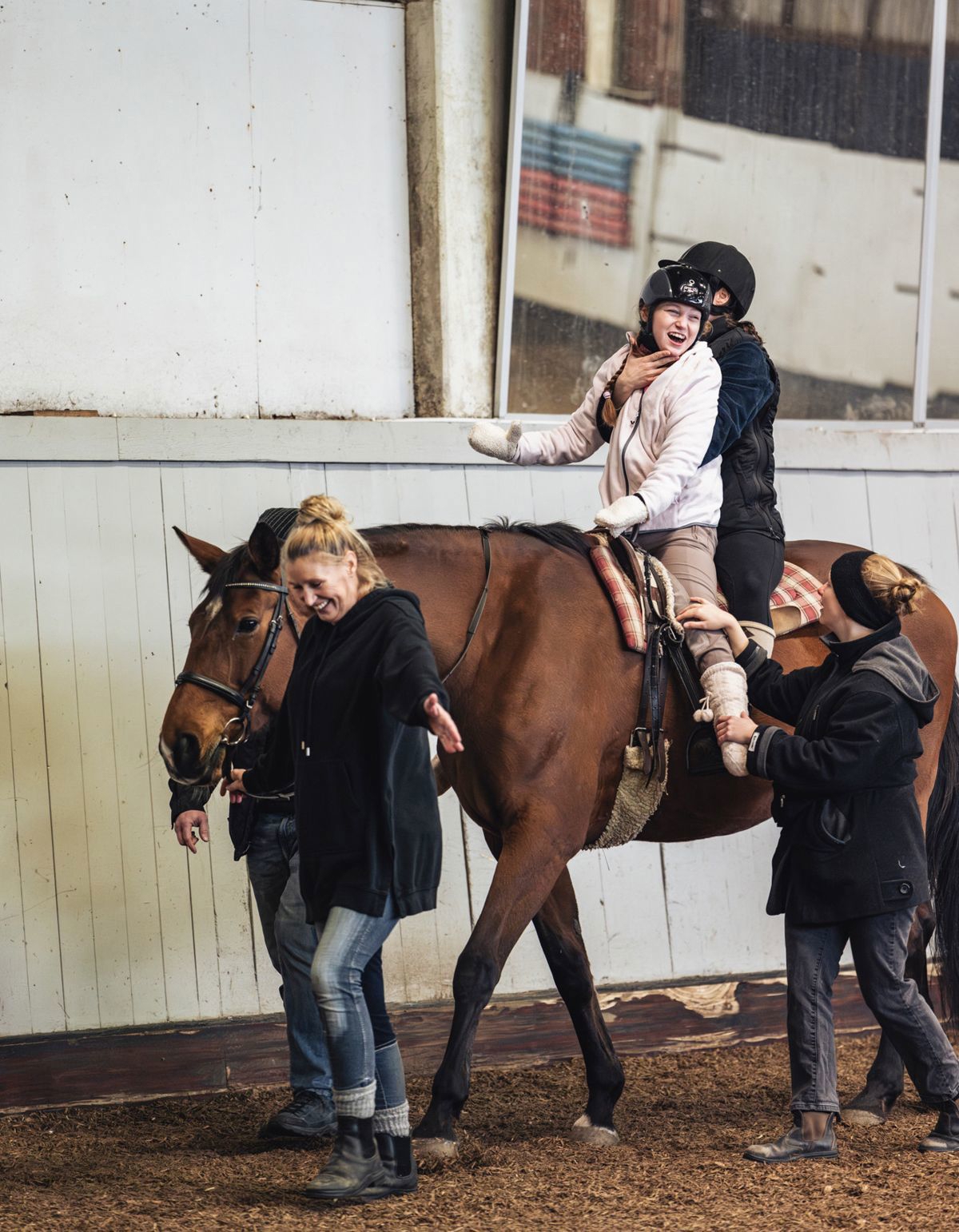 Flicka som rider på en häst.