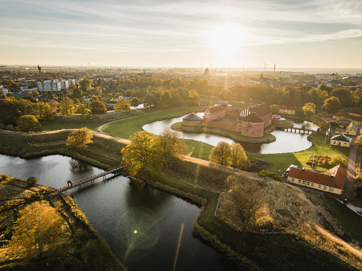 Landskrona slott från ovan med Landskrona i bakgrunden i soluppgång.