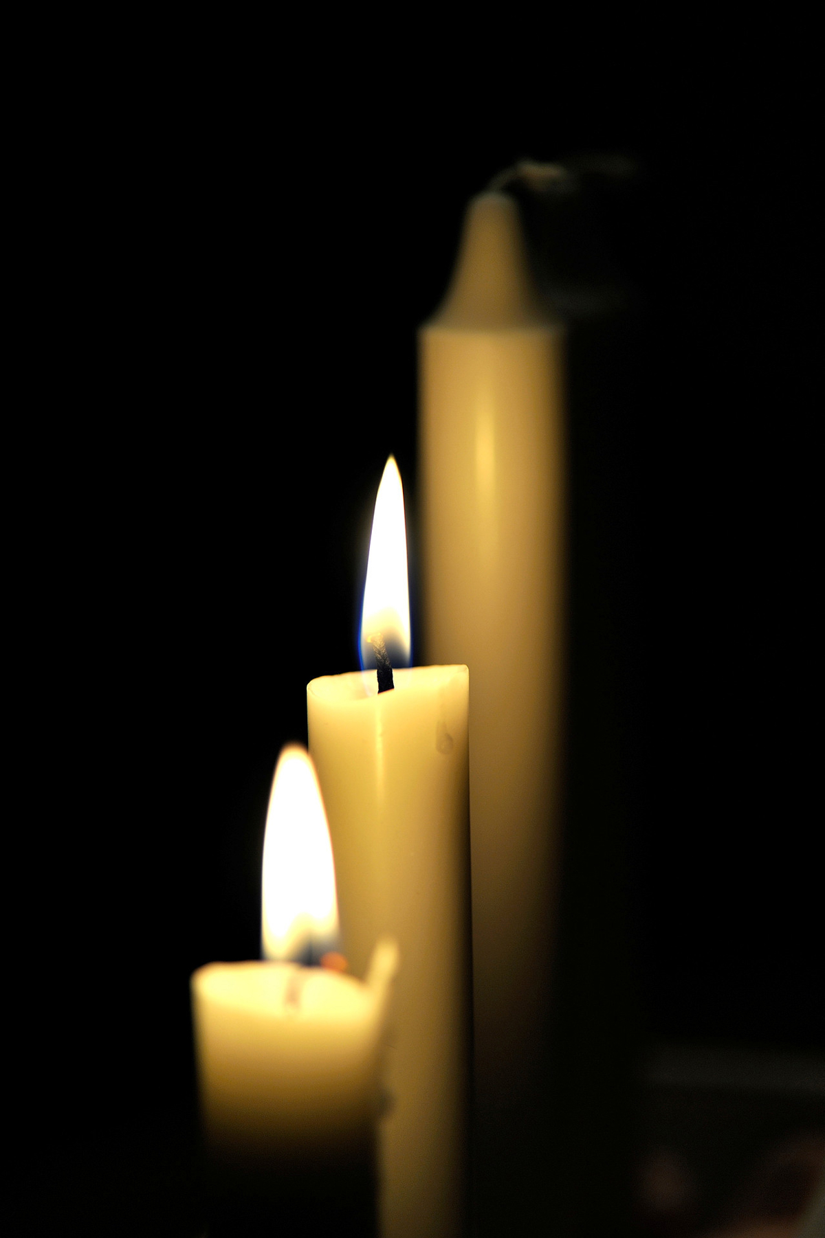 Två adventsljus som brinner.