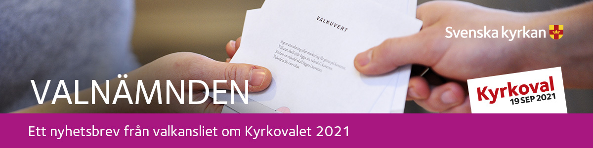 Närbild på valkuvert som lämnas över. Svenska kyrkan logotype och kyrkovalet 2021 års signalelement.
