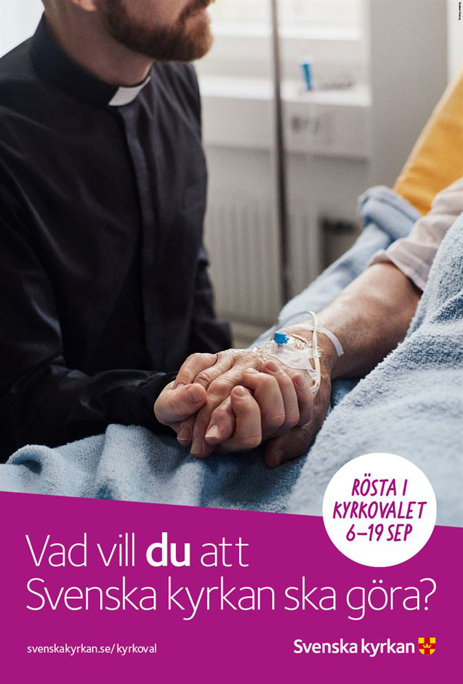 Kampanjaffisch med närbild på en präst som sitter och håller en person i handen. Man ser inga ansikten men man förstår att personerna är på ett sjukhus.
