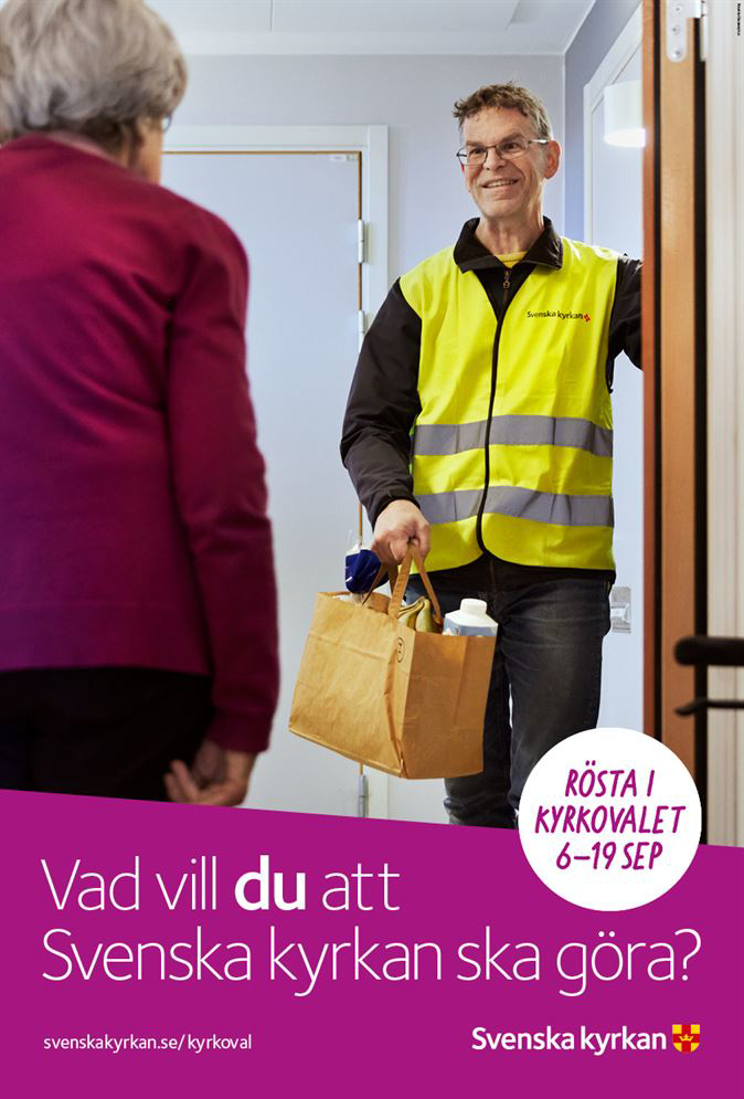 Kampanjbild som visar en person från Svenska kyrkan som kommer med en matkasse hem till en äldre kvinna.