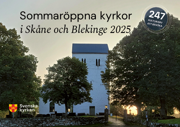 Framsidan av en broschyr. Visar en vit kyrka med träd framför. Solen håller på att gå ner.