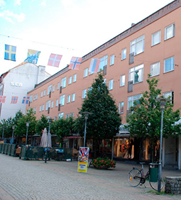 En gågata med butiker i Karlshamn.