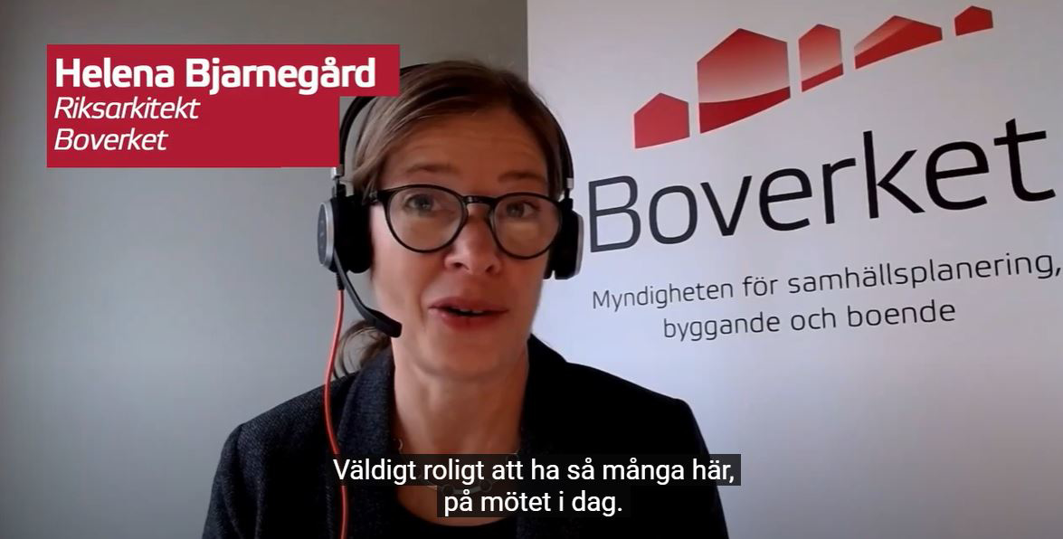 Helena Bjarnegård, riksarkitekt, hälsar välkommen till mötet framför Boverkets logotyp
