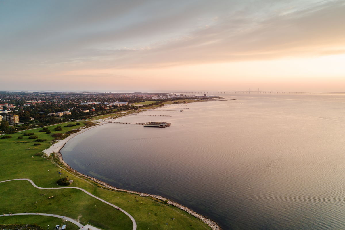 Utsikt över hav, himmel, Öresundsbron, Malmö i halvdis
