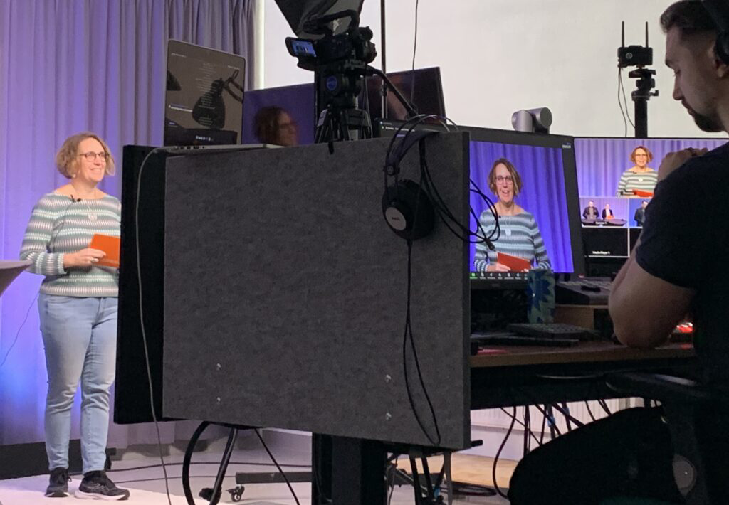 Foto från en studio med programledare och tekniker.