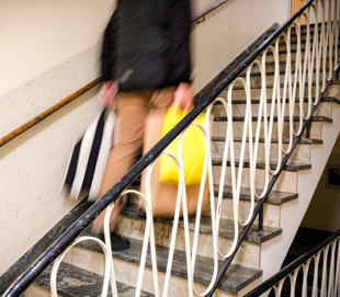 TRapphus med person som går upp för trappor.