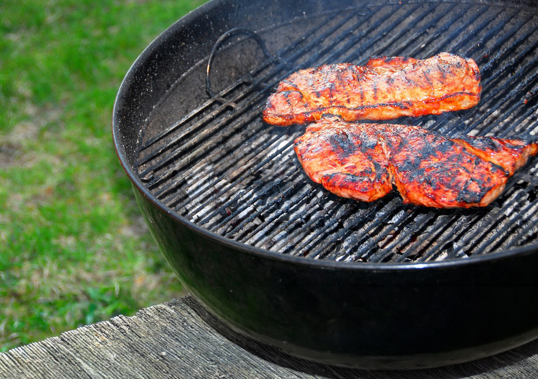 Kött på kolgrill
