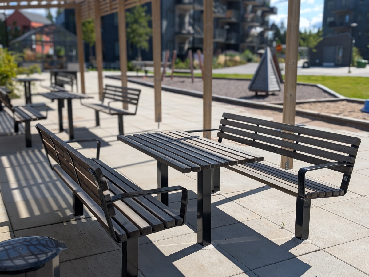 Renoverade sittbänkar i ett bostadsområde.