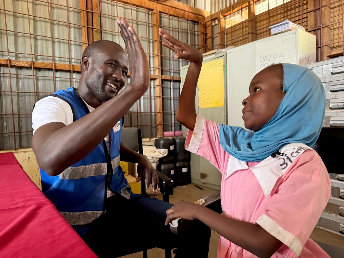 Bildtext: Arbetsterapeuten Collins Juma hjälper Mariam att träna upp rörligheten i höger arm. Foto: Eva Pérez Järnil/Ikon