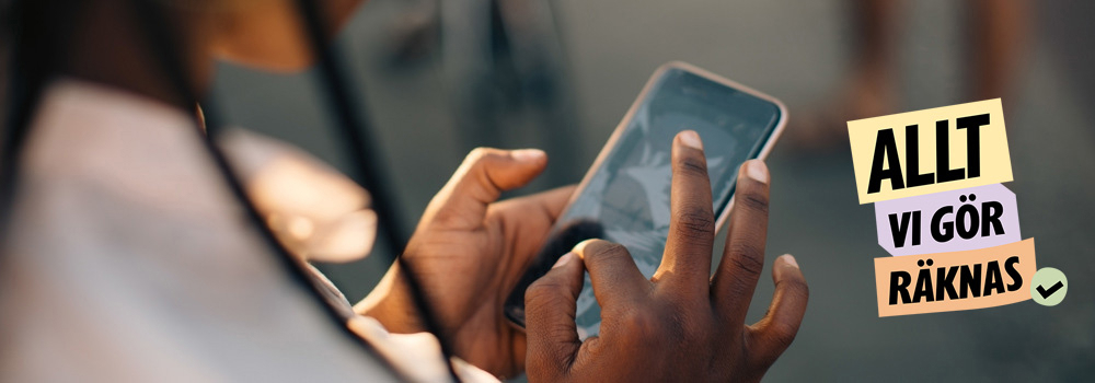 Person med mobiltelefon. Text på bilden 