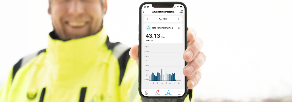medarbetare från nacka vatten och avfall håller fram mobilapp