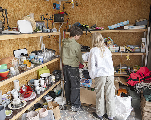 barn i återbrukshörnan