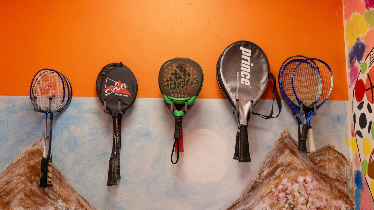 olika racketar hängande på vägg