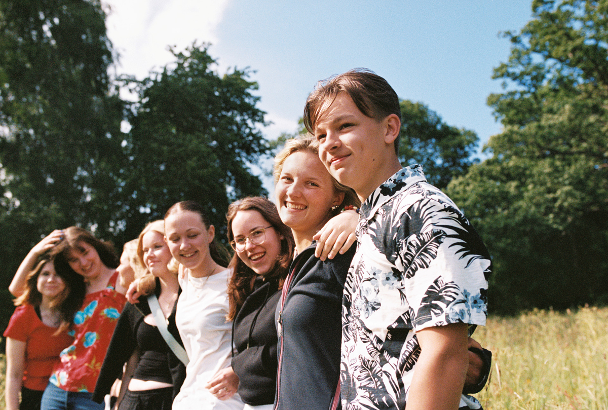 Ungdomar på led som håller om varandra