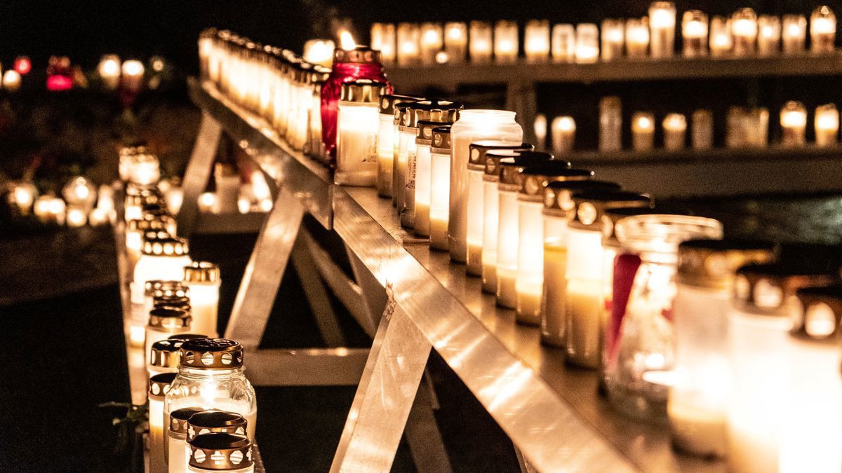 Många gravljus uppställda i olika nivåer